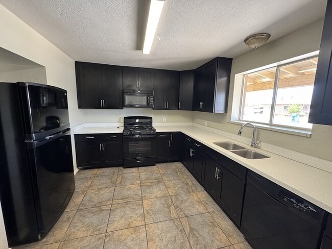 Photo - 5 Bedroom Near GCU