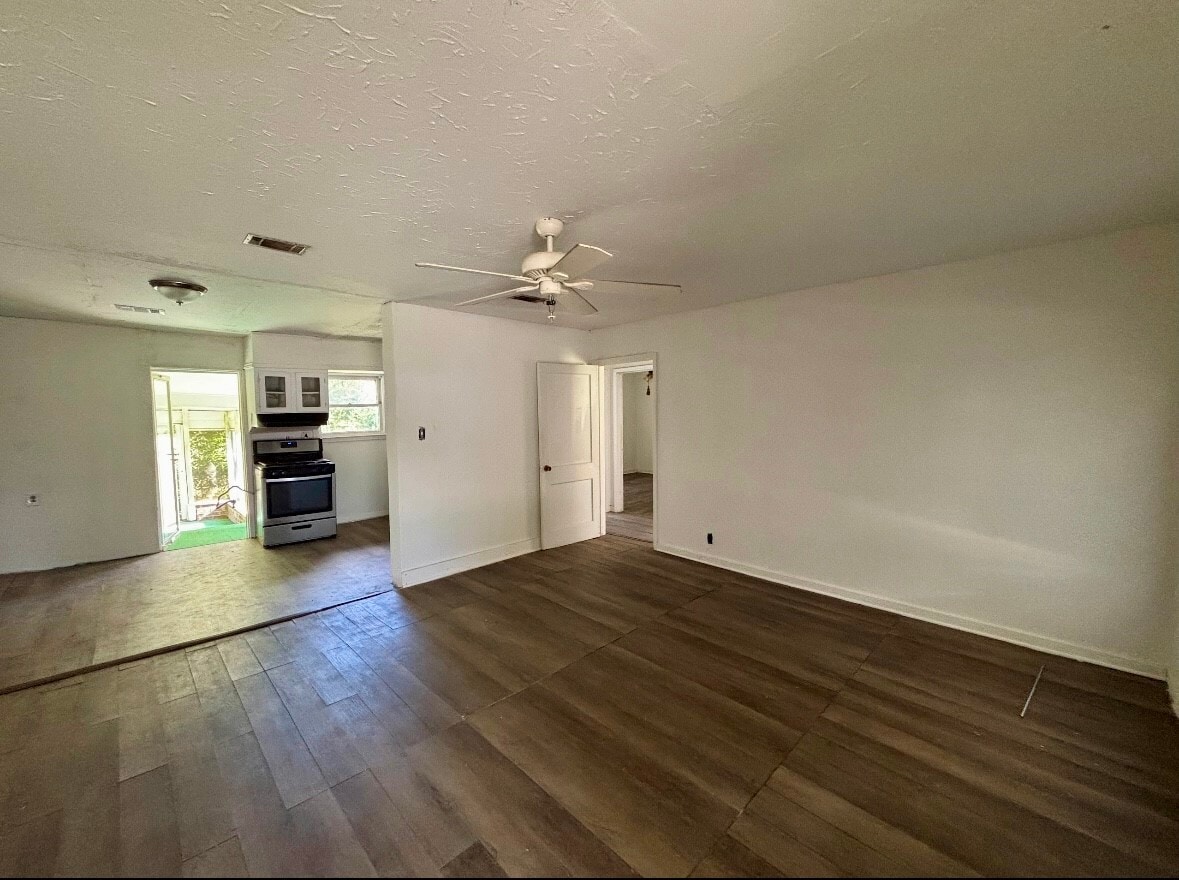 Photo - 612 Winding Way St