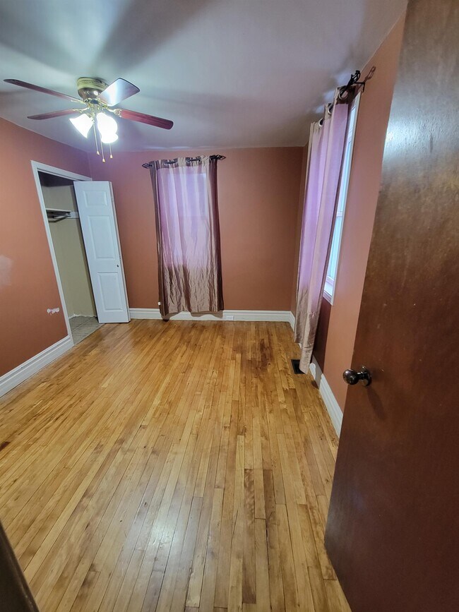 Photo - 278 Hazel St Unit front building