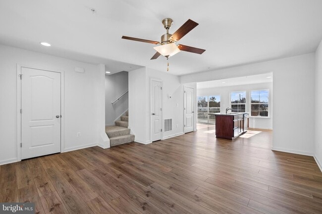 Photo - 496 Peleton St