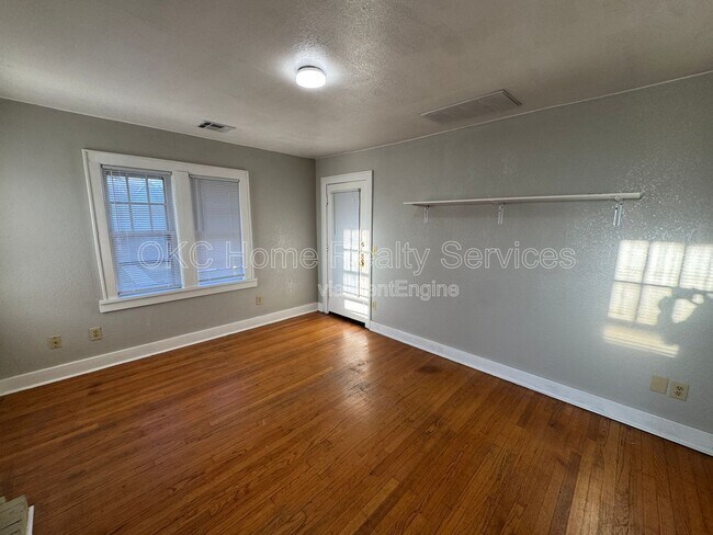 Building Photo - 421 NW 26th St Unit 4