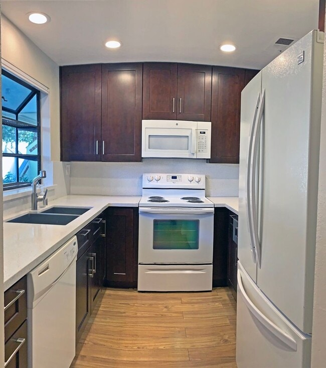 Photo - Beautifully Updated 2 Bedroom, 2 Bathroom ... Casa