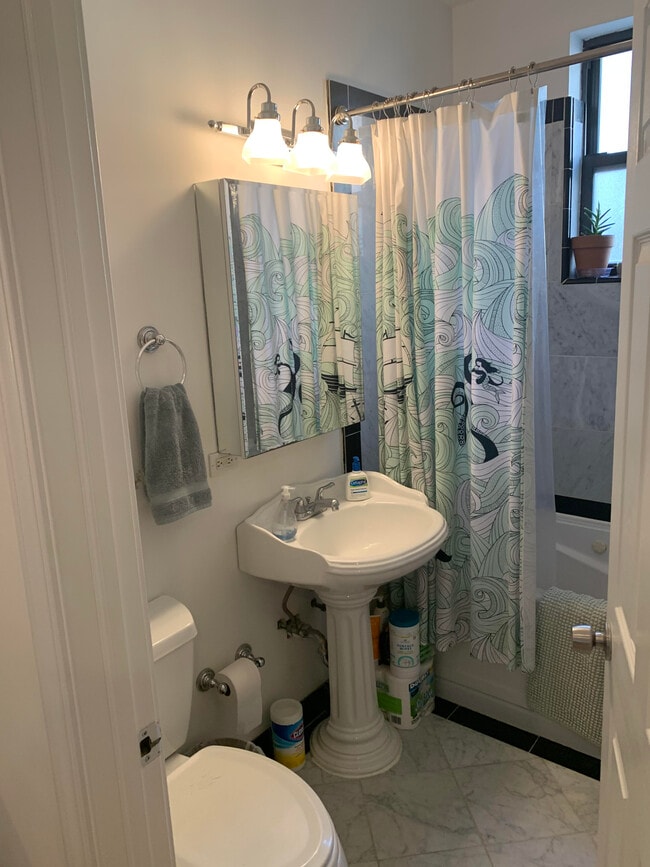 Photo - 1116 N Hermitage Ave Unit 1R