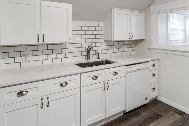 Photo - 728 E Bridgeport Ave