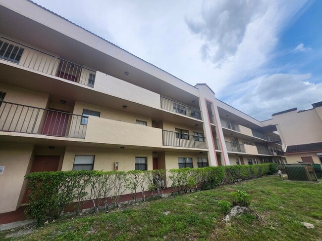 Building Photo - 3470 Foxcroft Rd Unit 207