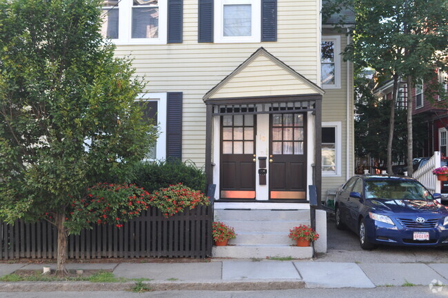 Building Photo - 10 Roberts St Unit #2 Rental