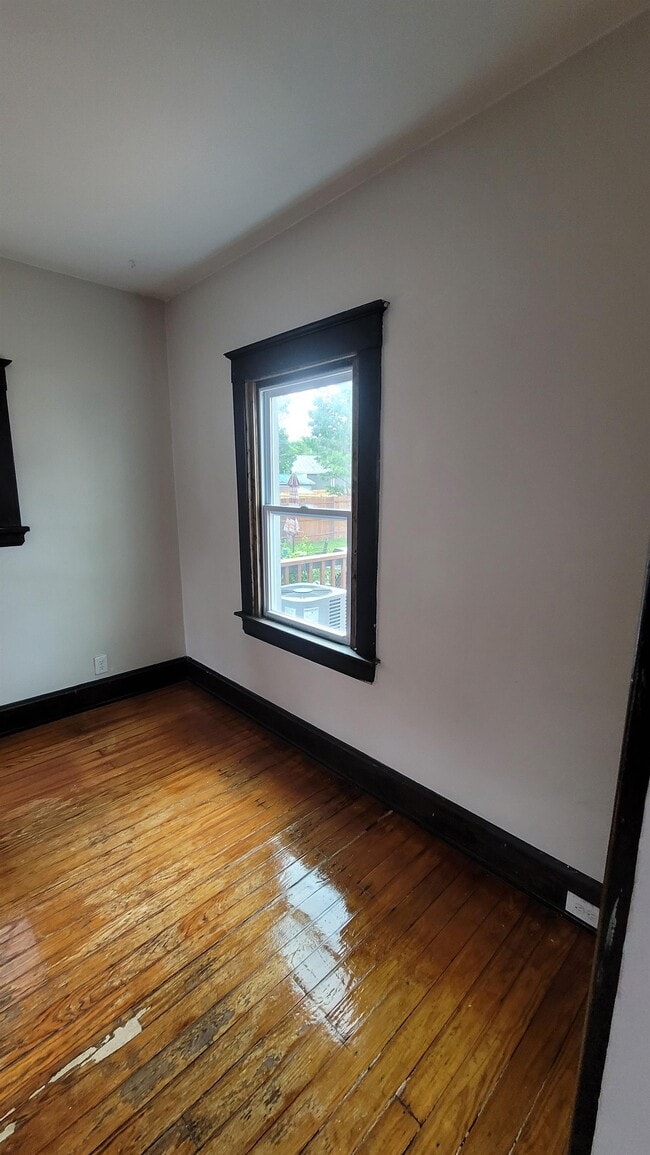 Photo - 213 W 34th St