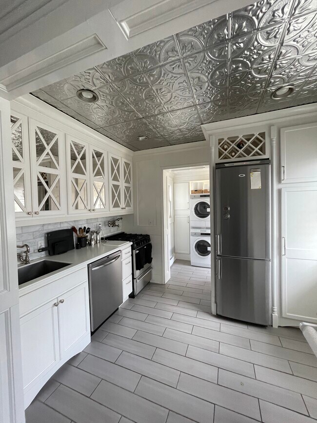 Unit 2 - 111 E 10th St Unit 2