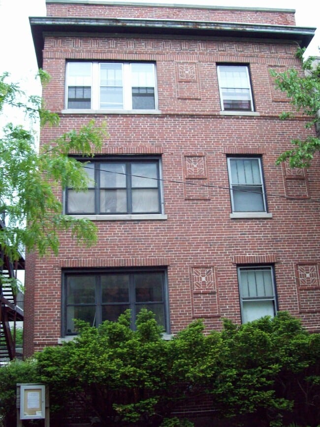 Building Photo - 644 W Oakdale Ave