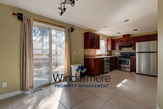 Building Photo - 3 Bedroom/2 Bath with garage home (Pet Neg...
