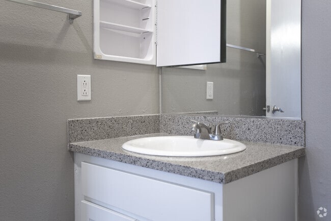 1BR, 1BA-690 SF - Canyon Crest