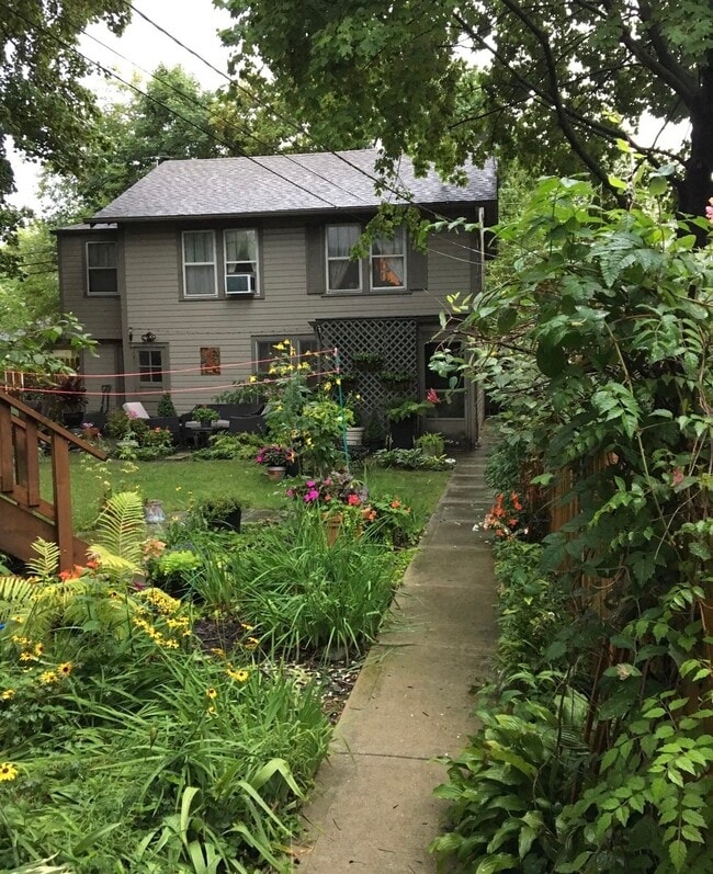 Building Photo - 3026 Park Pl Unit Coach House