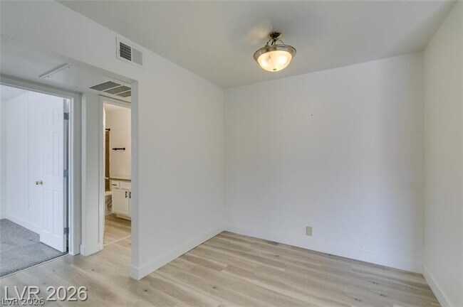 Photo - 5260 River Glen Dr Unidad 268
