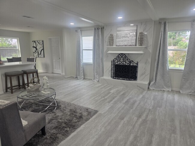 Photo - 1507 Village Green Ct