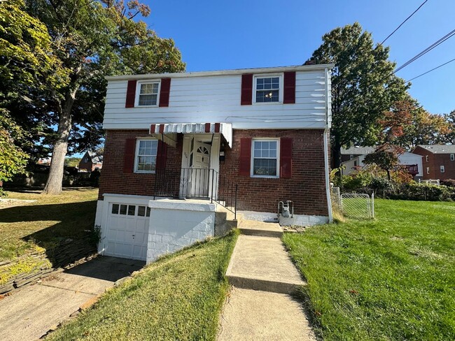 Building Photo - Completely Updated, Open , Quiet House in Oakmont!