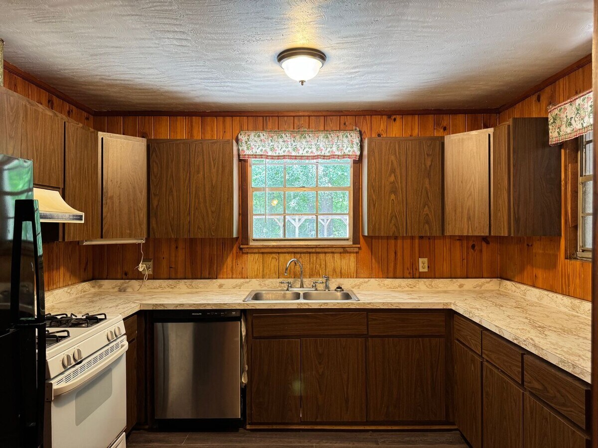 Photo - 4 Bedroom 2 Bath House on almost 2 acres o...