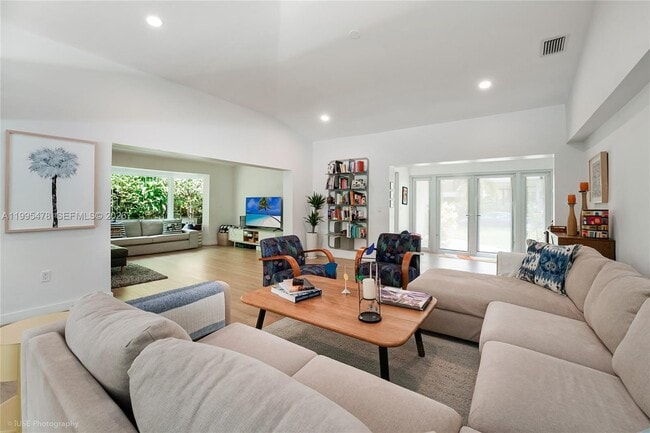 Photo - 560 Hampton Ln