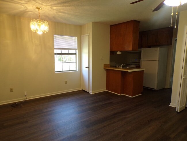 Building Photo - Rolling Meadows Apartments and Townhouses,... Unit 25E Parkview Drive