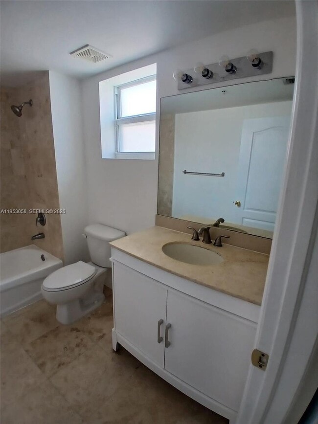 Photo - 425 NE 30th St Unidad Apt 203
