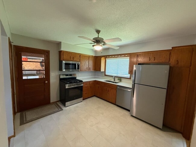 Photo - Newly Refreshed 3 Bedroom 1 Bath Single Family Home This home shows beautifully and is waiting ...