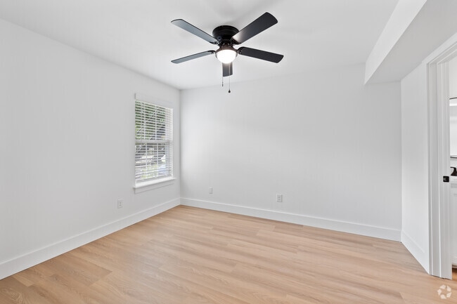 B1 2BR, 2BA - 962SF - Primary Bedroom