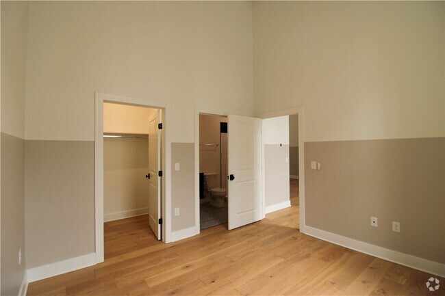 Building Photo - 30 W Broad St Rental