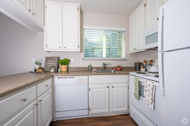 2BR, 1BA - 826SF - Kitchen