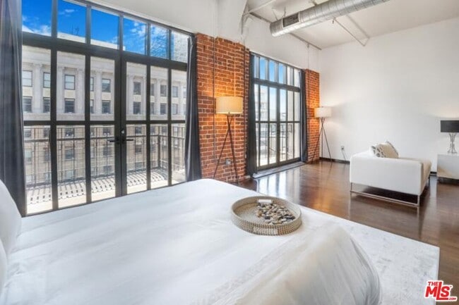 Building Photo - 1645 Vine St Unit 905 Rental