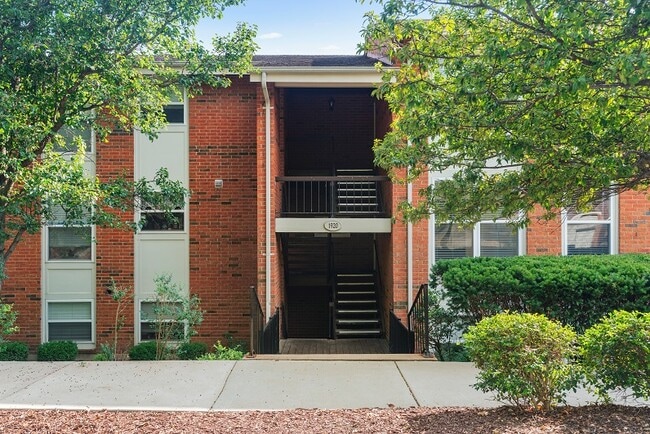 Building Photo - 1920 Hunting Lake Ct Unit 202