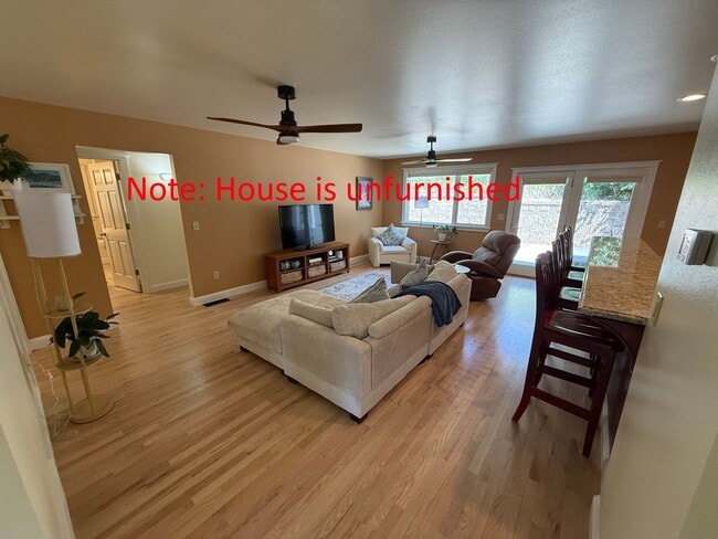 Photo - 3 Bed 2 Bath Large Beautiful Home