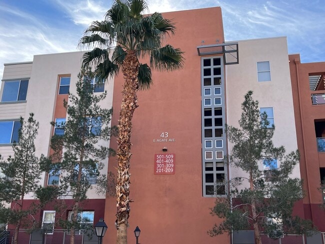 Building Photo - 1 bed, 1 bath condo in guard gated community! Unit 201