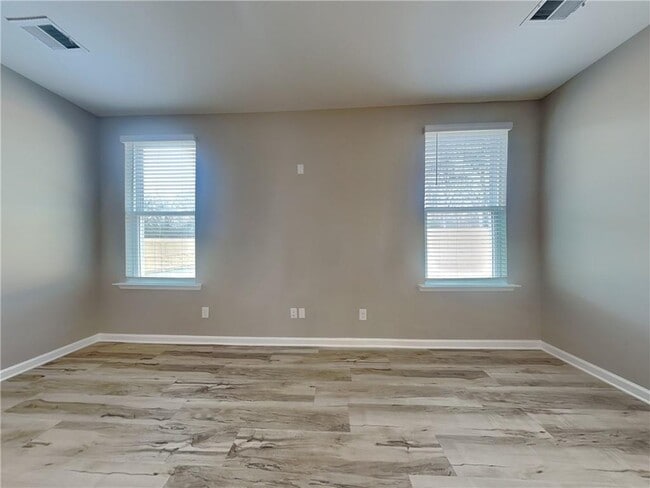 Photo - 153 Everett Sq