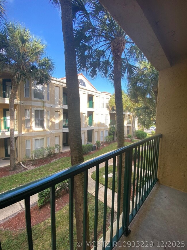 949 Riverside Dr Unit 423
