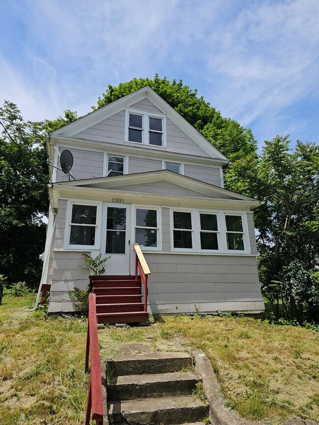 Building Photo - 3 Bedroom House For Rent on Fuller St