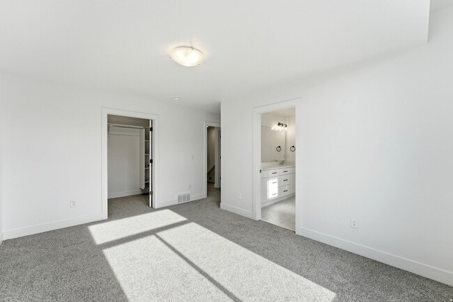 Photo - 138 E Chambord Ct