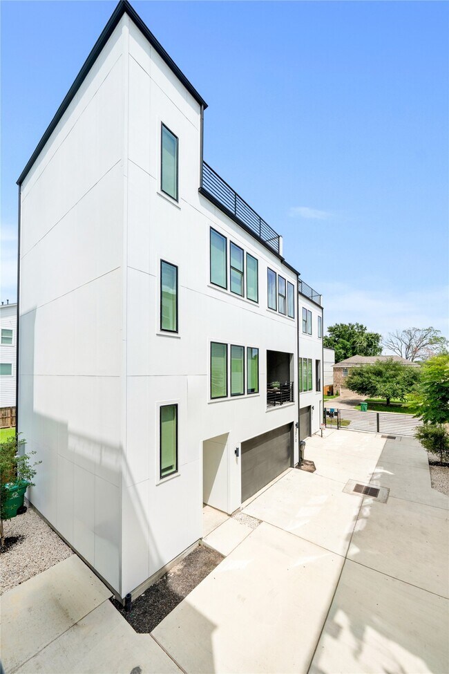 Building Photo - 3010 Delano St