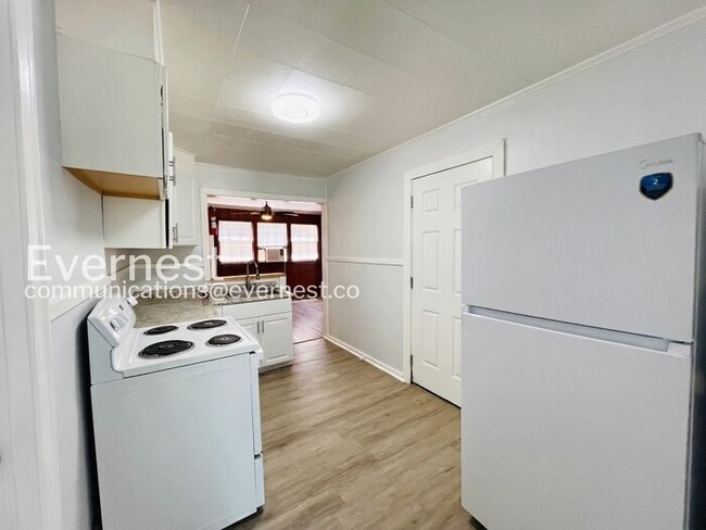 Photo - 521 Launcelot Rd