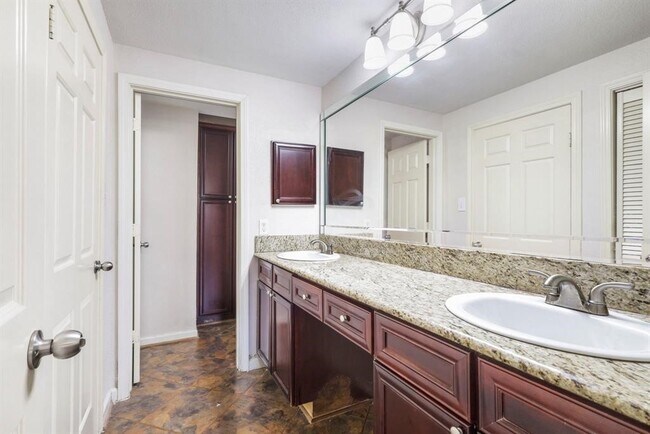 Building Photo - 2255 Braeswood Park Dr Unit 203