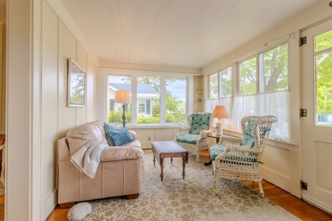 Photo - Fully-Furnished Retreat in the Heart of Su...