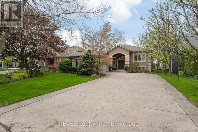 Photo - 661 Clarence St