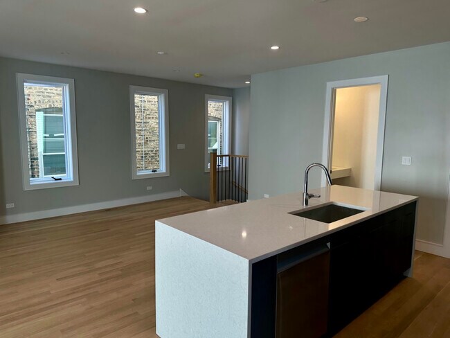 Photo - 4243 N Damen Ave