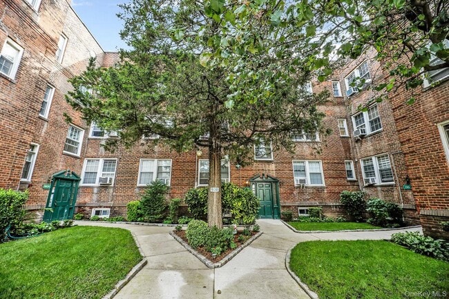 Building Photo - 1 Ash Pl Unit 2L