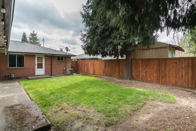 Photo - $500 move-in incentive! Awesome 3-bdrm/2-bath duplex in heart of Hillsboro—Laundry hook ups, atta... Unit 515 SE 12th