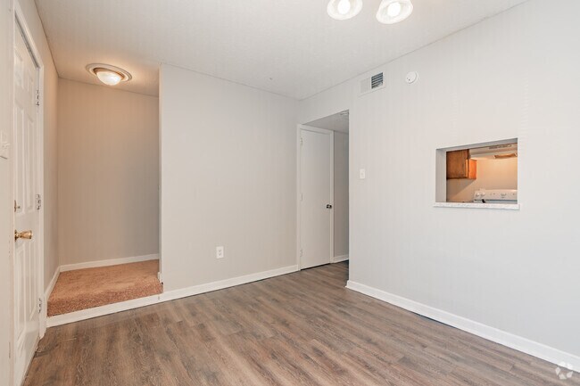 Townhouse 2BR, 1.5BA - 960SF