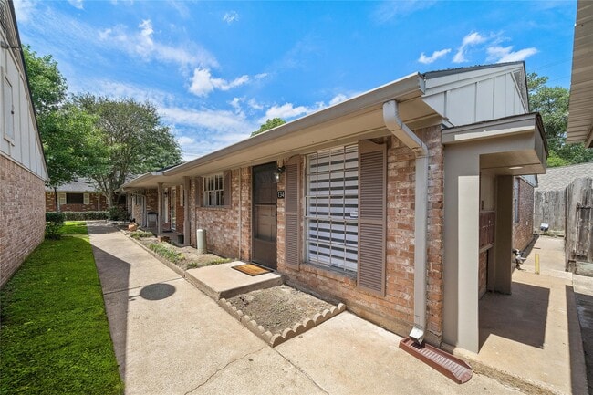 Building Photo - 1106 W Tri Oaks Ln Unit 134 Rental