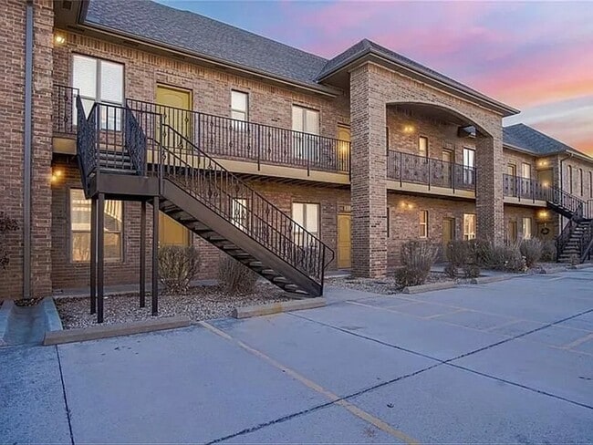 Building Photo - (2) Bedroom Condo Avail NOW! Pool Access!