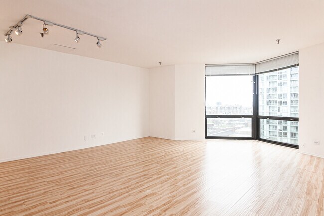 Building Photo - 1120 N La Salle Dr Unit 3P