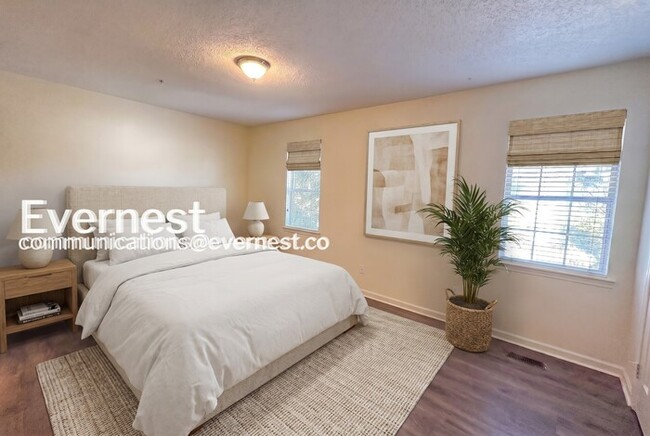 Photo - 1592 King James Dr