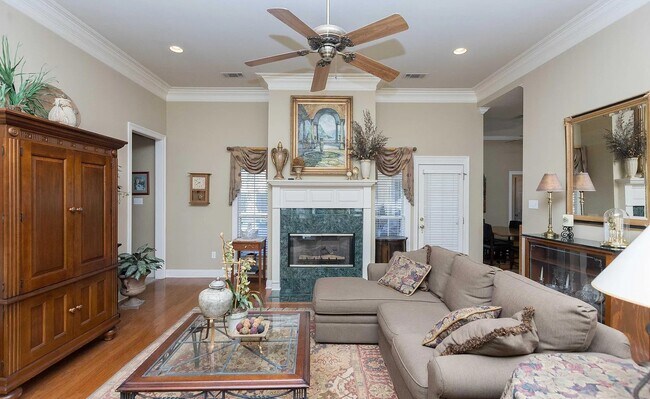 Sala de estar con chimenea - 10557 Sweetbrook Ave
