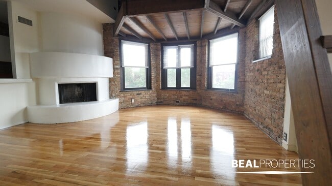 Photo - 558 W Wellington Ave Unit 2